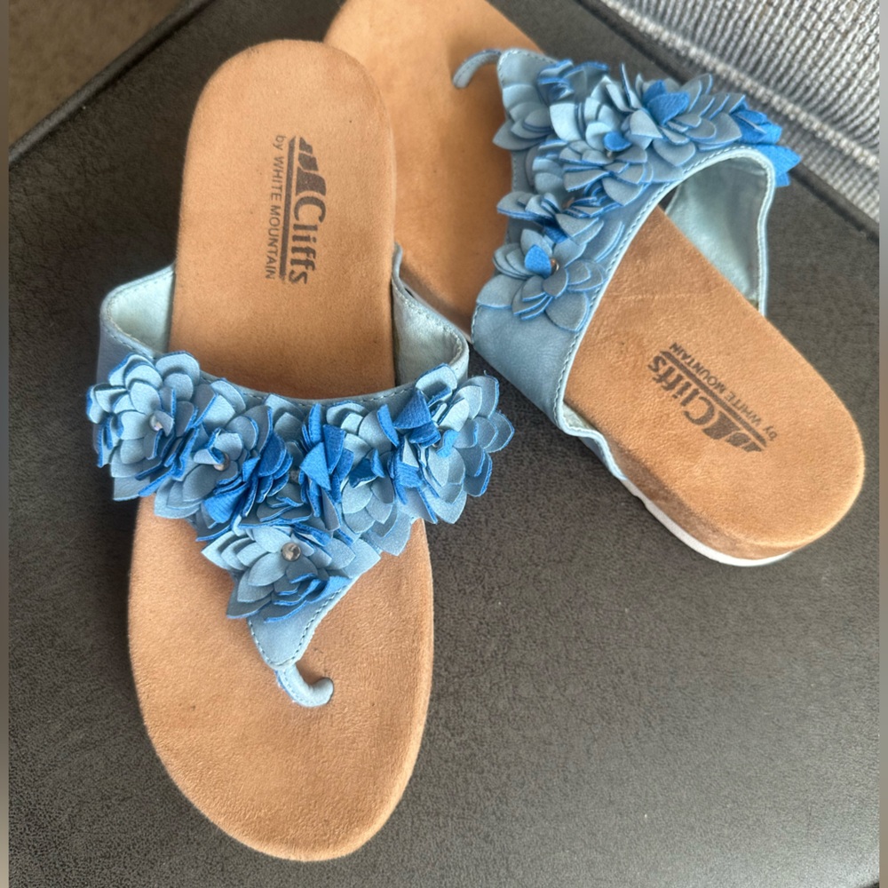 Cliffs by White Mountain Light Blue Floral Thong Sandals Size 7